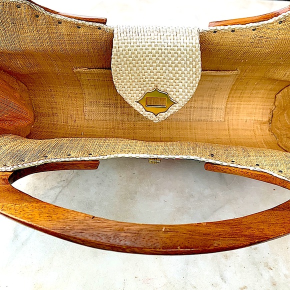 VINTAGE WOVEN STRAW PURSE WOOD HANDLES FLORAL STRAW EMBROIDERY GOLD HARDWARE - Picture 8 of 9